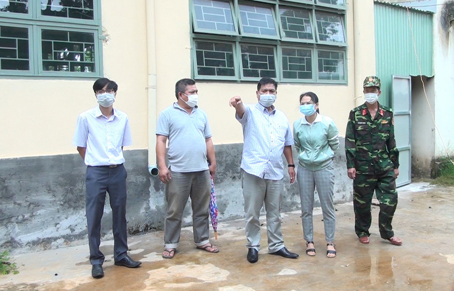  Phó Chủ tịch UBND tỉnh Gia Lai Kpă Thuyên kiểm tra khu cách ly tập trung Trường THPT Trường Chinh. Ảnh: Minh Vân
