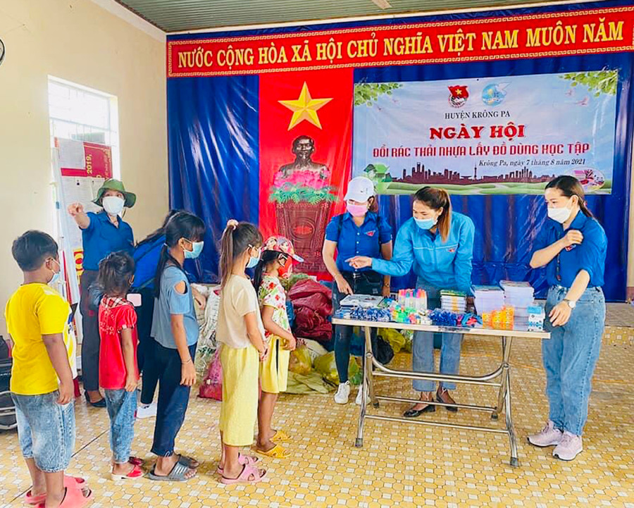 Huyện Đoàn Krông Pa tổ chức ngày hội “Đổi rác thải nhựa lấy đồ dùng học tập” xã Chư Ngọc (huyện Krông Pa). Ảnh Phan Lài