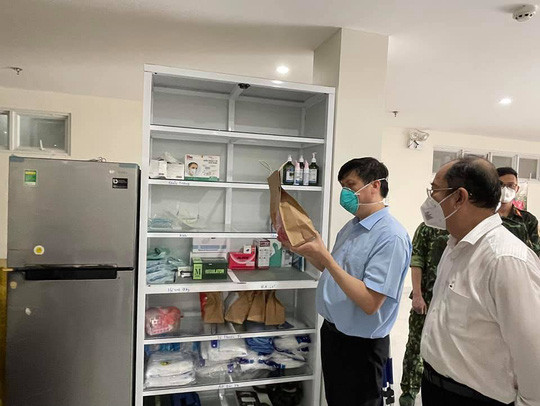 Bộ trưởng Bộ Y tế kiểm tra túi thuốc phát cho người mắc Covid-19 điều trị tại nhà tại phường 5, quận 8, TP HCM sáng 26-8. Ảnh: Bộ Y tế Bộ trưởng Bộ Y tế kiểm tra túi thuốc phát cho người mắc Covid-19 điều trị tại nhà tại phường 5, quận 8, TP HCM sáng 26-8 - Ảnh: Bộ Y tế