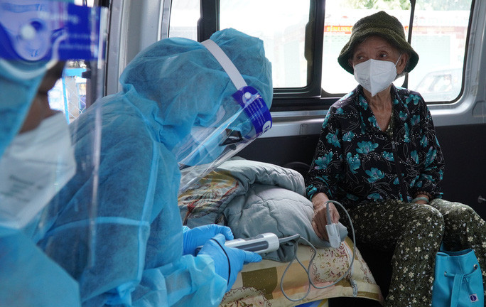 Ngành y tế TP HCM đang có chương trình chăm sóc sức khỏe tại nhà cho F0 hoàn toàn miễn phí. Bao nhiêu thành phần khác trong xã hội cũng không tiếc công sức đóng góp vào cuộc chiến với Covid-19. Trong ảnh: F0 điều trị tại nhà ở huyện Hóc Môn, TP HCM được nhân viên y tế kiểm tra sức khỏe hoàn toàn miễn phí. Ngành y tế TP HCM đang có chương trình chăm sóc sức khỏe tại nhà cho F0 hoàn toàn miễn phí. Bao nhiêu thành phần khác trong xã hội cũng không tiếc công sức đóng góp vào cuộc chiến với Covid-19. Trong ảnh: F0 điều trị tại nhà ở huyện Hóc Môn, TP HCM được nhân viên y tế kiểm tra sức khỏe hoàn toàn miễn phí