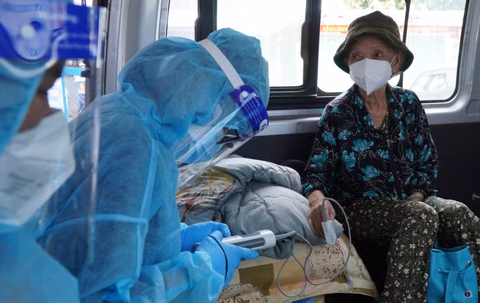 Ngành y tế TP HCM đang có chương trình chăm sóc sức khỏe tại nhà cho F0 hoàn toàn miễn phí. Bao nhiêu thành phần khác trong xã hội cũng không tiếc công sức đóng góp vào cuộc chiến với Covid-19. Trong ảnh: F0 điều trị tại nhà ở huyện Hóc Môn, TP HCM được nhân viên y tế kiểm tra sức khỏe hoàn toàn miễn phí. Ngành y tế TP HCM đang có chương trình chăm sóc sức khỏe tại nhà cho F0 hoàn toàn miễn phí. Bao nhiêu thành phần khác trong xã hội cũng không tiếc công sức đóng góp vào cuộc chiến với Covid-19. Trong ảnh: F0 điều trị tại nhà ở huyện Hóc Môn, TP HCM được nhân viên y tế kiểm tra sức khỏe hoàn toàn miễn phí