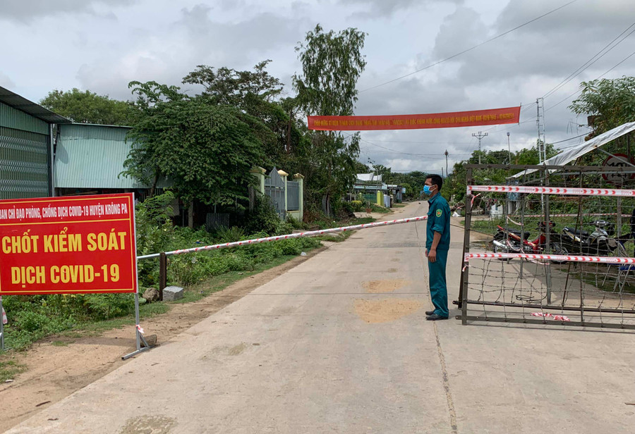 Chốt phong tỏa tại tổ dân phố 5 (thị trấn Phú Túc, huyện Krông Pa). Ảnh: Vũ Chi