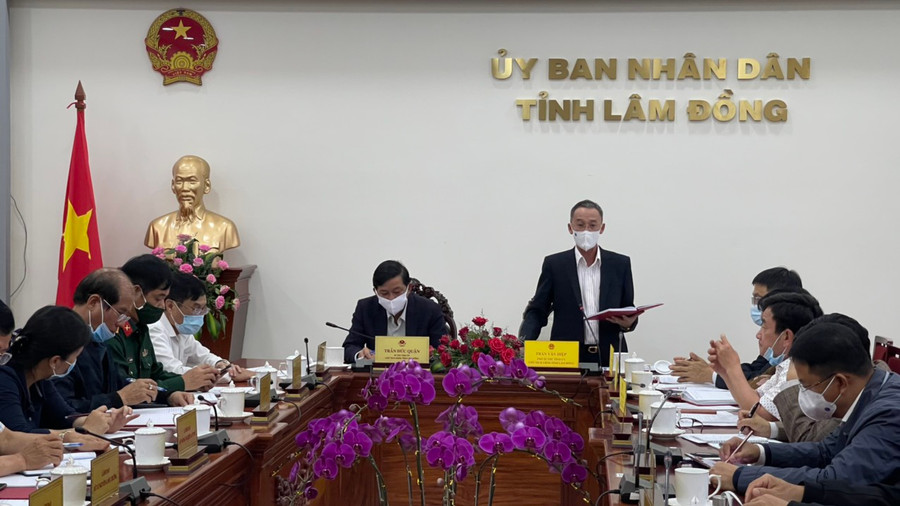 Ông Trần Văn Hiệp (đứng), Chủ tịch UBND tỉnh Lâm Đồng chủ trì một buổi họp khẩn phòng chống dịch Covid-19 vào tháng 6.2021. Ảnh: Lâm Viên