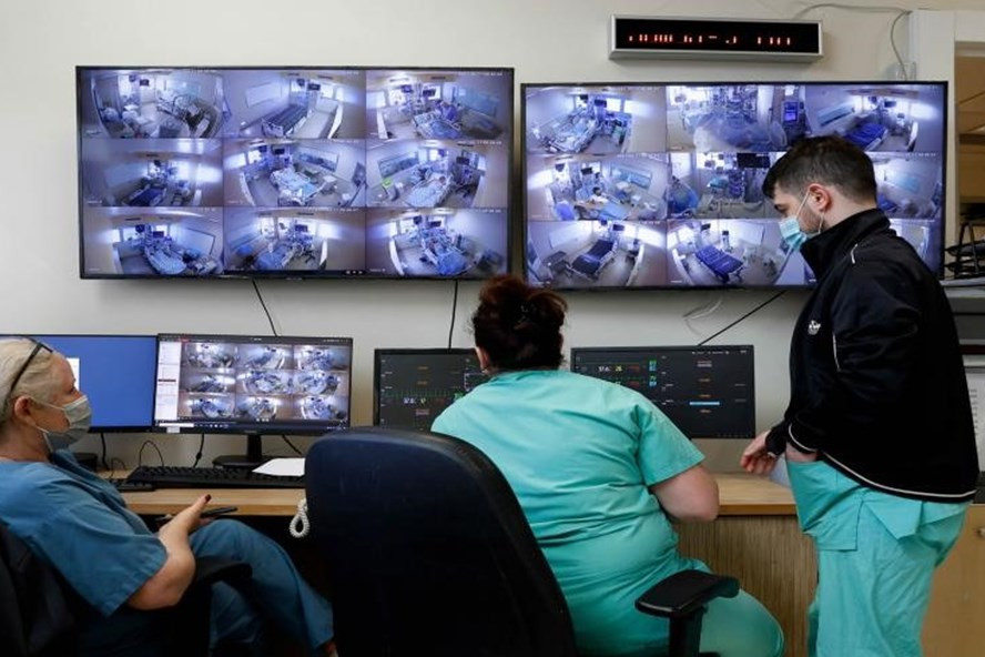 Nhân viên y tế theo dõi bệnh nhân COVID-19 qua màn hình ở Tel Aviv, Israel. Ảnh: AFP