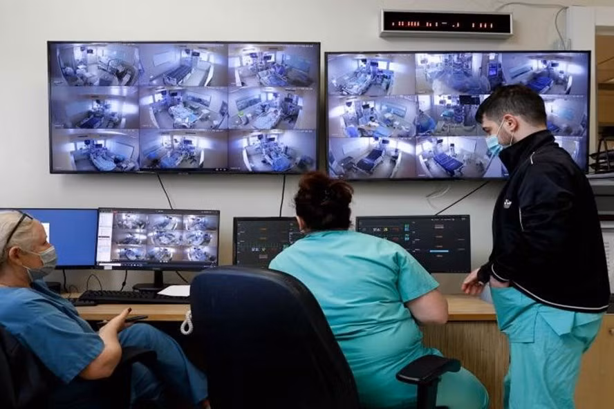 Nhân viên y tế theo dõi bệnh nhân COVID-19 qua màn hình ở Tel Aviv, Israel. Ảnh: AFP