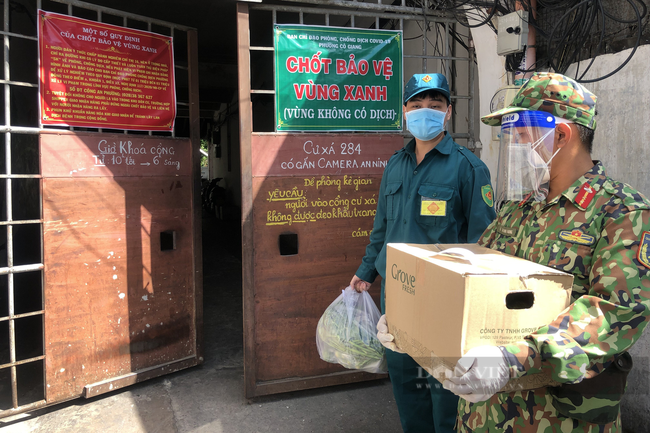 Lực lượng đi chợ hộ tại phường Cô Giang, quận 1 mang thực phẩm đến nhà người dân. Ảnh: Hồng Phúc Lực lượng đi chợ hộ tại phường Cô Giang, quận 1 mang thực phẩm đến nhà người dân. Ảnh: Hồng Phúc.