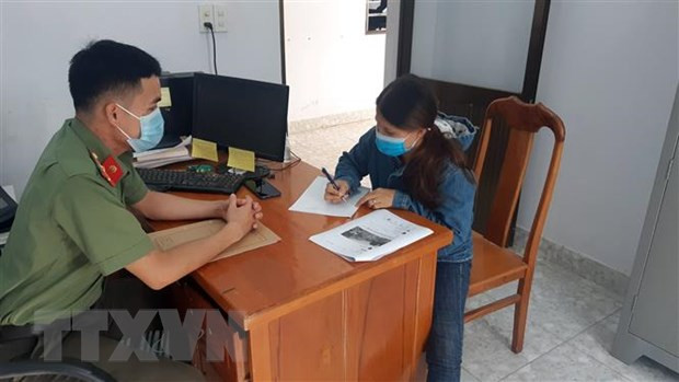  Bà N.T.L làm việc với cơ quan chức năng. (Ảnh: TTXVN phát)