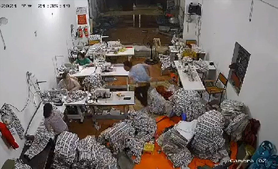 Hình ảnh được camera an ninh ghi lại tại thời điểm người chồng lao vào xưởng may đâm chém vợ. Ảnh: Cắt từ Clip