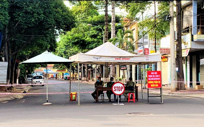 Một tuyến đường ở trung tâm TP. Buôn Ma Thuột bị phong tỏa để phòng, chống dịch Covid-19.