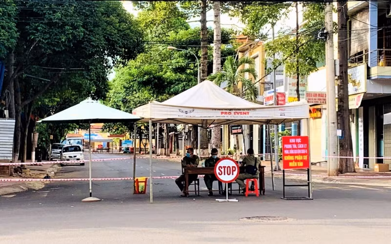 Một tuyến đường ở trung tâm TP. Buôn Ma Thuột bị phong tỏa để phòng, chống dịch Covid-19.