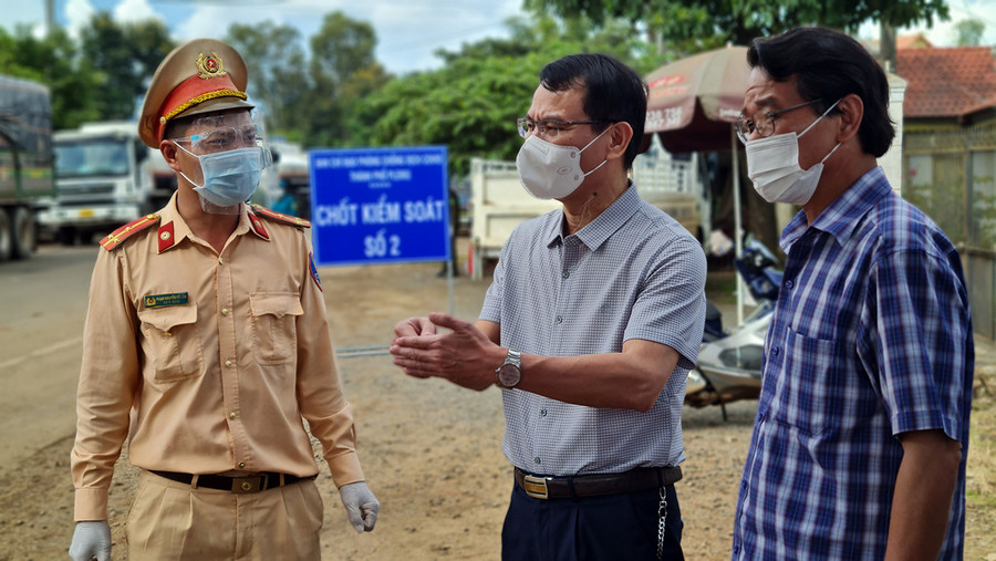 Bí thư Thành ủy Pleiku Trịnh Duy Thuân (ở giữa) thăm động viên lực lượng thực hiện tại chốt kiểm soát dịch số 2 cầu An Mỹ ( xã An Phú). Ảnh: Bá Bính Bí thư Thành ủy Pleiku Trịnh Duy Thuân (thứ 2 từ phải sang) thăm động viện cán bộ chiến sỹ tại chốt kiểm soát dịch số 2 Cầu An Mỹ ( xã An Phú). Ảnh: Bá Bính