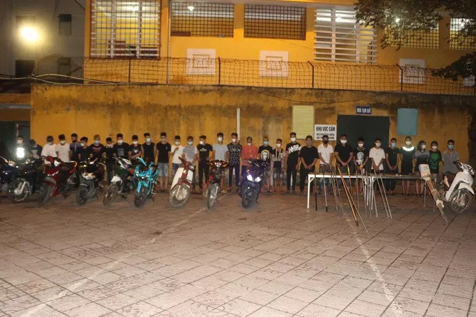 Nhóm thanh thiếu niên được đưa về trụ sở công an - Ảnh: Công an cung cấp