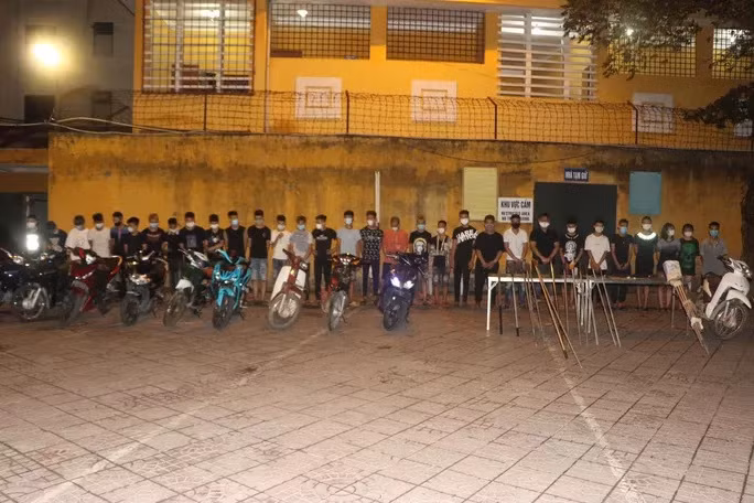 Nhóm thanh thiếu niên được đưa về trụ sở công an - Ảnh: Công an cung cấp