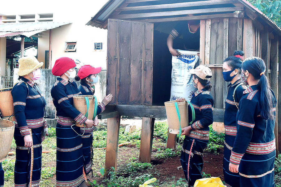 6.Theo chị Neng-Chi hội trưởng Chi hội Phụ nữ làng Róh, nhằm giúp gia đình hội viên vượt qua khó khăn do ảnh hưởng bởi dịch Covid-19, Chi hội đã rà soát và hỗ trợ 8 chị với mức 30 kg thóc/hội viên.