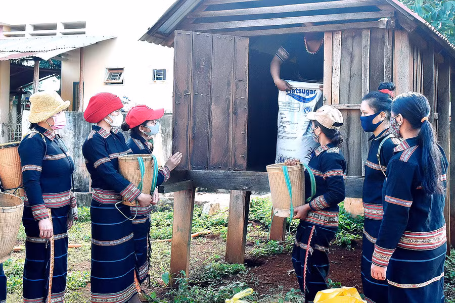 6.Theo chị Neng-Chi hội trưởng Chi hội Phụ nữ làng Róh, nhằm giúp gia đình hội viên vượt qua khó khăn do ảnh hưởng bởi dịch Covid-19, Chi hội đã rà soát và hỗ trợ 8 chị với mức 30 kg thóc/hội viên.