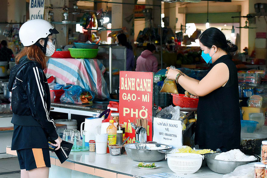 Hầu hết người dân trên địa bàn TP. Pleiku chỉ ra khỏi nhà để mua nhu yếu phẩm và tuân thủ nghiêm quy định 5K. Ảnh: Đức Thụy Hầu hết người dân Pleiku chỉ ra khỏi nhà để mua nhu yếu phẩm và tuân thủ nghiêm quy định 5K - Ảnh: Đức Thụy
