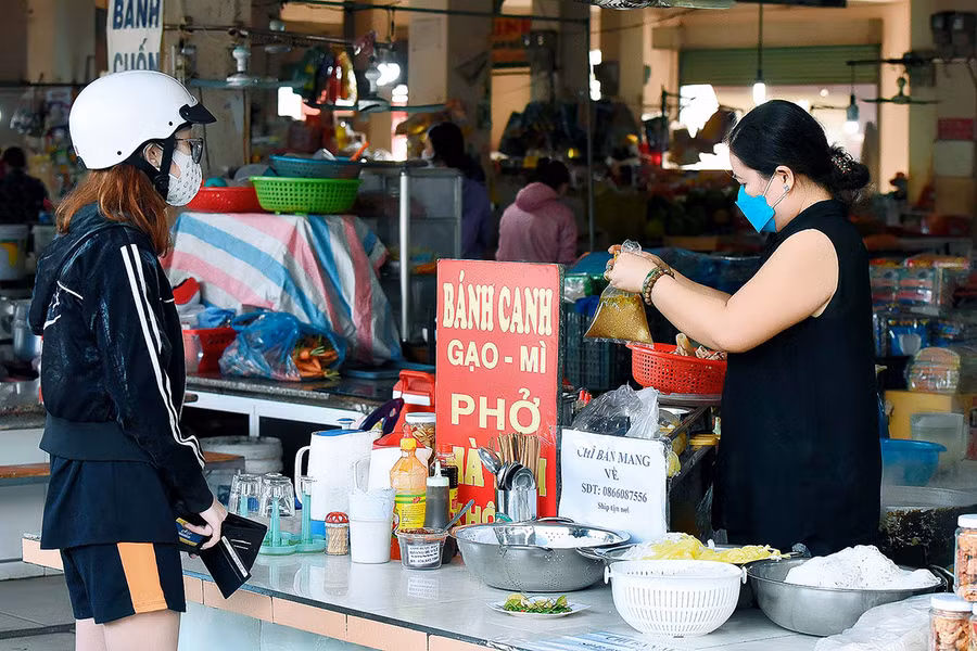 Hầu hết người dân Pleiku chỉ ra khỏi nhà để mua nhu yếu phẩm và tuân thủ nghiêm quy định 5K - Ảnh: Đức Thụy