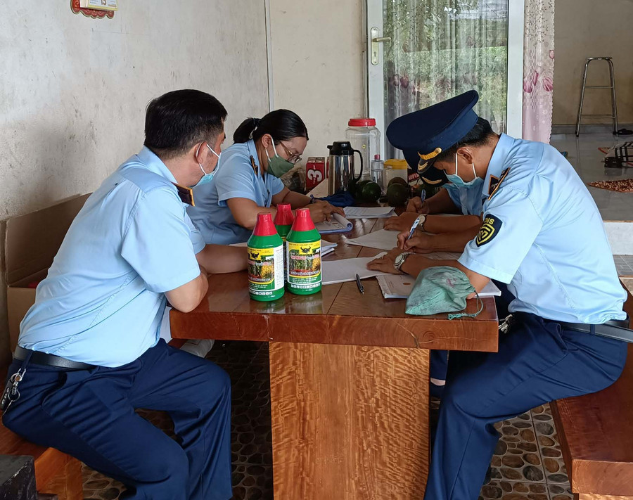 Đội Quản lý thị trường số 3 tiến hành lập biên bản cơ sở vi phạm. Ảnh: Vũ Thảo