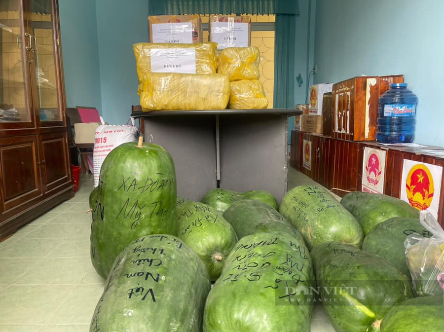 Bí đao khổng lồ được gửi vào TP.HCM với thông điệp đặc biệt. Ảnh: TB.