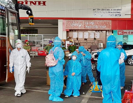 Các thai phụ và trẻ chuẩn bị lên xe về Gia Lai. Ảnh: Như Nguyện