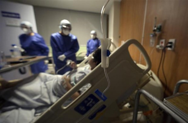 Điều trị cho bệnh nhân nhiễm COVID-19 tại bệnh viện ở Coacalco (Mexico). Ảnh: AFP/TTXVN