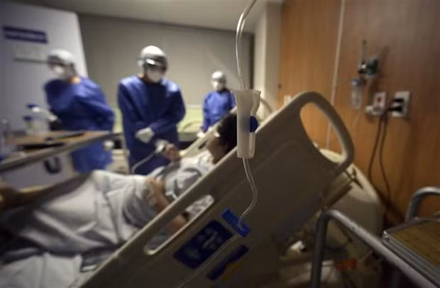 Điều trị cho bệnh nhân nhiễm COVID-19 tại bệnh viện ở Coacalco (Mexico). Ảnh: AFP/TTXVN