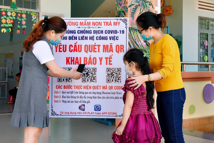 9.Giáo viên Trường Mầm non Trà My hướng dẫn phụ huynh học sinh thực hiện khai báo y tế.