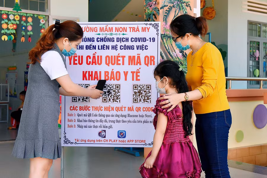 9.Giáo viên Trường Mầm non Trà My hướng dẫn phụ huynh học sinh thực hiện khai báo y tế.