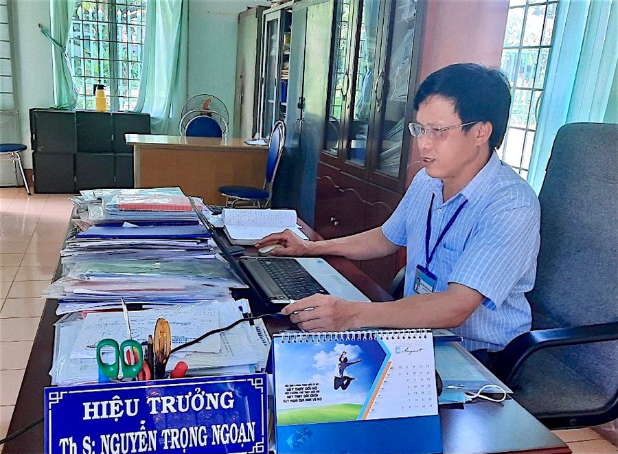 Thầy Nguyễn Trọng Ngoạn-Hiệu trưởng Trường Tiểu học thị trấn Phú Hòa (huyện Chư Păh) tham gia bồi dưỡng trực tuyến. Ảnh: Mộc Trà