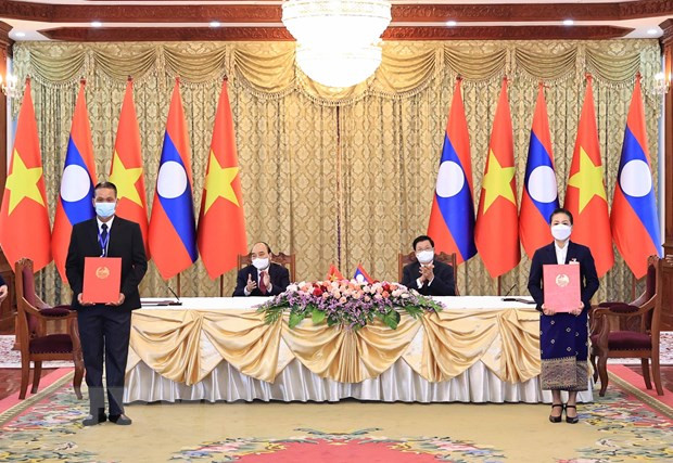 Chủ tịch nước Nguyễn Xuân Phúc và Tổng Bí thư, Chủ tịch nước Lào Thongloun Sisoulith doanh nghiệp 2 nước ký kết các văn kiện hợp tác. (Ảnh : Thống Nhất/TTXVN) Chủ tịch nước Nguyễn Xuân Phúc và Tổng Bí thư, Chủ tịch nước Lào Thongloun Sisoulith doanh nghiệp 2 nước ký kết các văn kiện hợp tác. (Ảnh : Thống Nhất/TTXVN)