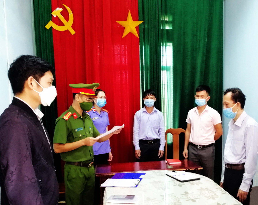 Cơ quan Cảnh sát điều tra Công an tỉnh Gia Lai thi hành lệnh khám xét, bắt tạm giam đối tượng Nguyễn Phi Hùng (bìa phải) để điều tra về tội thiếu trách nhiệm gây hậu quả nghiêm trọng. Ảnh: Nông Hòa