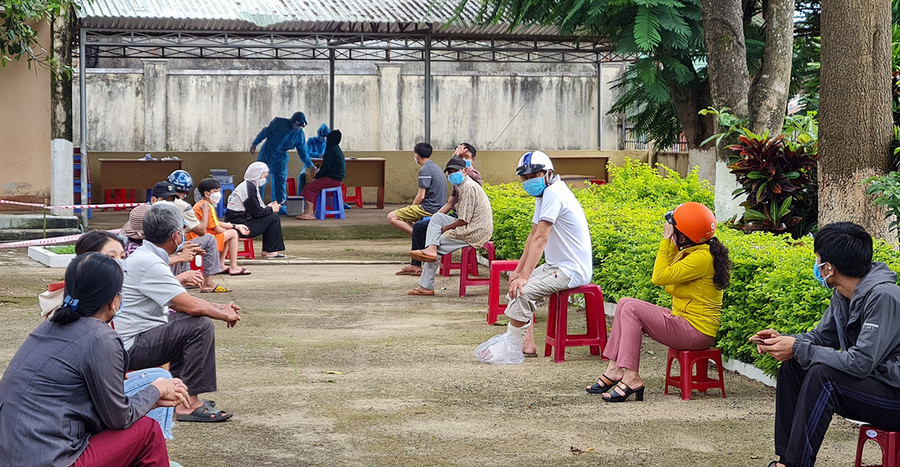 Người dân thôn 3 (xã An Phú, TP. Pleiku) xếp hàng chờ đến lượt lấy mẫu xét nghiệm SARS-CoV-2. Ảnh: Như Nguyện Người dân thôn 3, xã An Phú, TP. Pleiku xếp hàng chờ đến lượt lấy mẫu xét nghiệm SARS-CoV-2. Ảnh: Như Nguyện