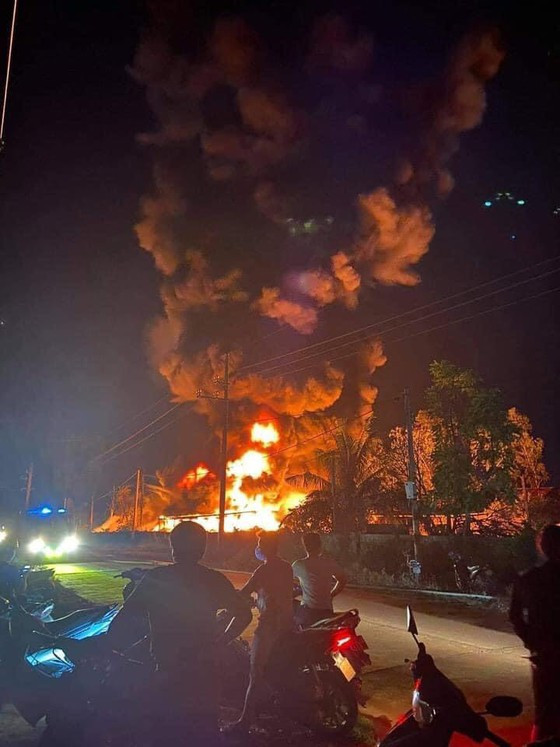  Đám cháy lớn kèm theo nhiều tiếng nổ. Ảnh: KHẢI LUÂN