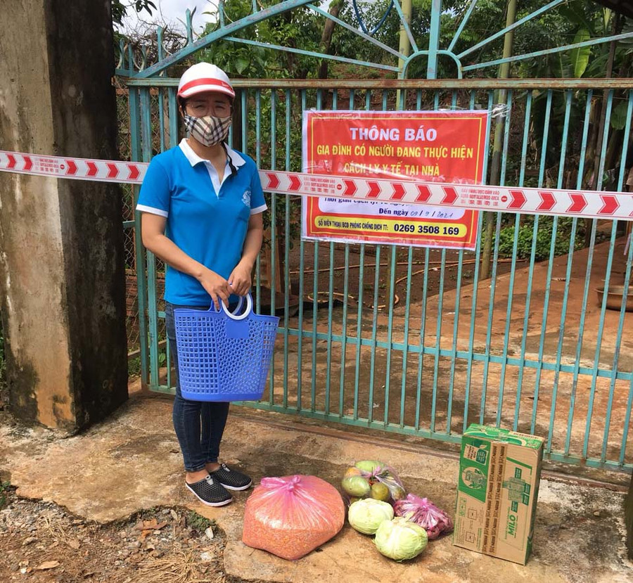 Hội viên phụ nữ thị trấn Chư Ty (huyện Đức Cơ) đi chợ giúp dân. Ảnh: Minh Châu Hội viên phụ nữ thị trấn Chư Ty (huyện Đức Cơ) đi chợ giúp dân. Ảnh: Minh Châu