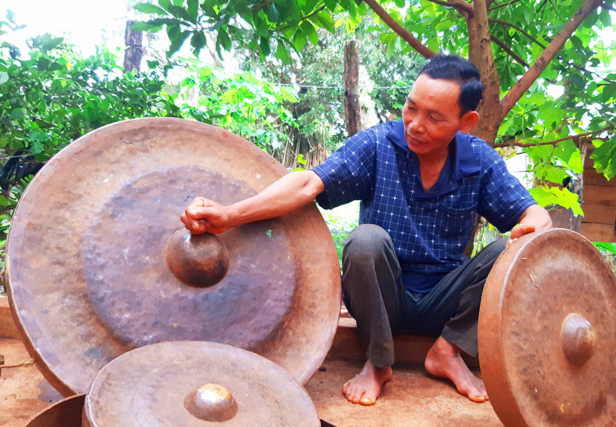 Ông Kpuih Blom (làng O Grưng, xã Ia Ko, huyện Chư Sê) cùng bộ cồng chiêng quý của gia đình. Ảnh: Anh Quân