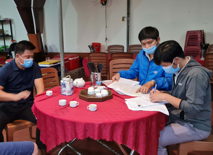 Lực lượng chức năng lập biên bản vi phạm đối với chủ cơ sở. Ảnh: Bá Bính Lực lượng chức năng lập biên bản vi phạm đối với chủ cơ sở. Ảnh: Bá Bính