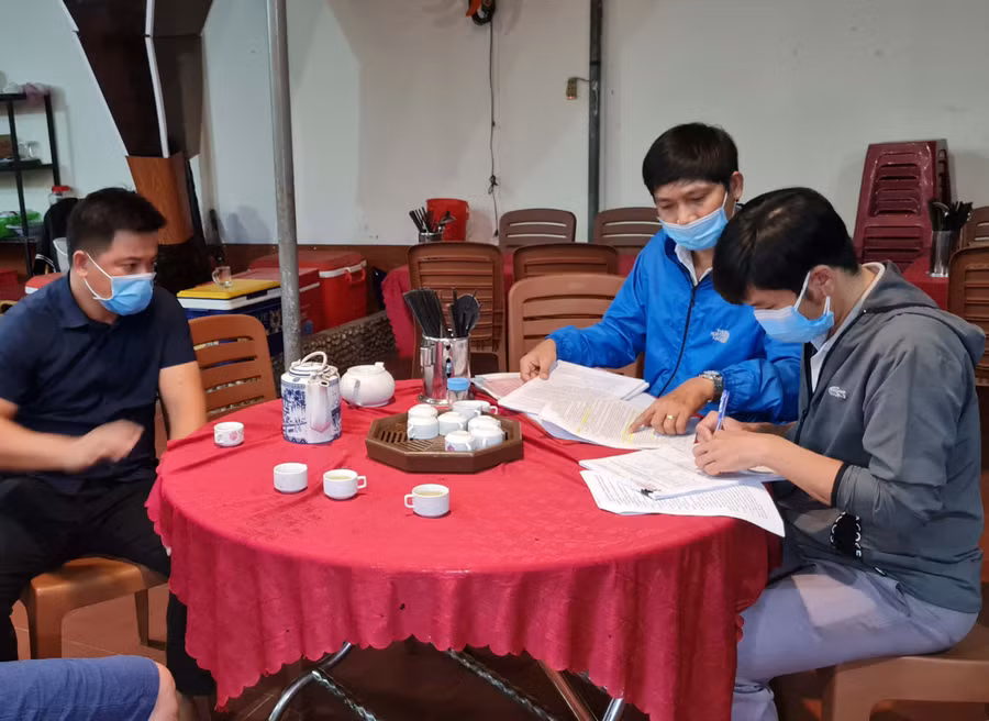 Lực lượng chức năng lập biên bản vi phạm đối với chủ cơ sở. Ảnh: Bá Bính