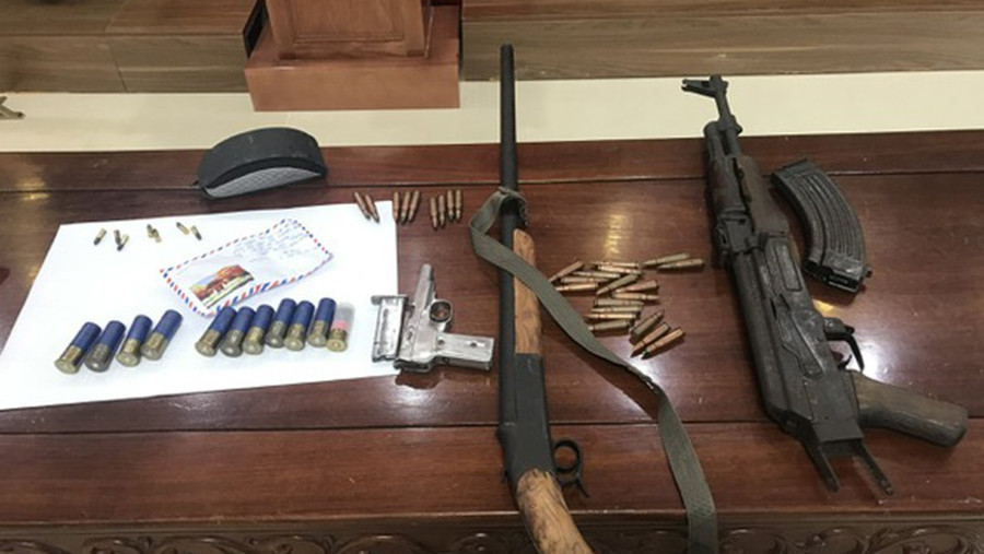 Số vũ khí Ngọc mang bên người bị công an thu giữ. Ảnh: C.A Số vũ khí Ngọc mang bên người bị công an thu giữ. Ảnh: C.A