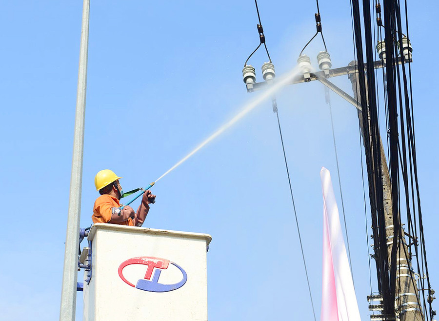 Tiến hành vệ sinh lưới điện nhằm đảm bảo cấp điện ổn định cho sản xuất và sinh hoạt của người dân. Ảnh: Quang Tấn