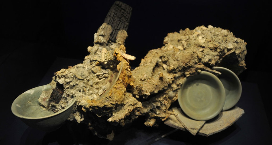 Chiếc bình gốm Chu Đậu (thế kỷ 15) độc bản, vẽ thủy quái Makara, vớt từ tàu đắm Cù Lao Chàm. Hiện ở Singapore