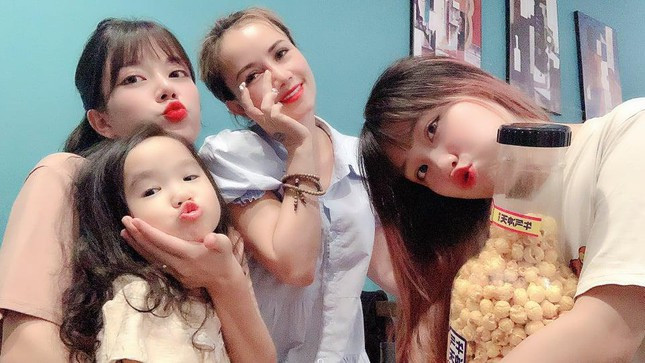 Hoàng Yến và các con. Ảnh: NVCC