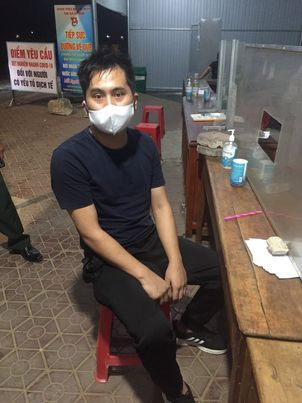 Người đàn ông Trung Quốc trốn trong cốp ôtô 4 chỗ được đưa di cách ly tập trung Người đàn ông Trung Quốc trốn trong cốp ôtô 4 chỗ được đưa di cách ly tập trung