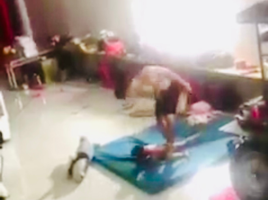 Hình ảnh nghi phạm Nam đánh đập, giẫm đạp lên người bé trai. Ảnh chụp màn hình Hình ảnh nghi phạm Nam đánh đập, giẫm đạp lên người bé trai. Ảnh chụp màn hình