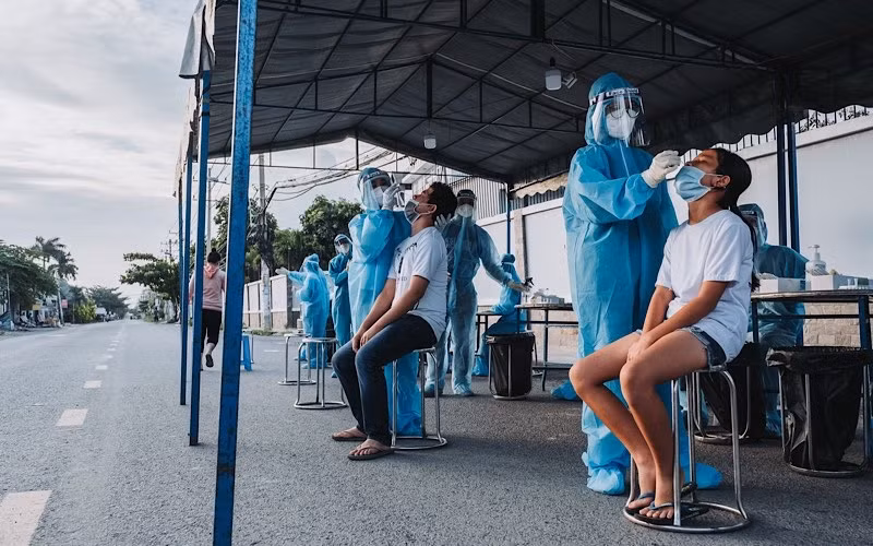  Trong số những bóng áo bảo hộ kia, có không ít người là ca sĩ, diễn viên, dẫn chương trình trẻ tuổi. Ảnh: Nhân vật cung cấp