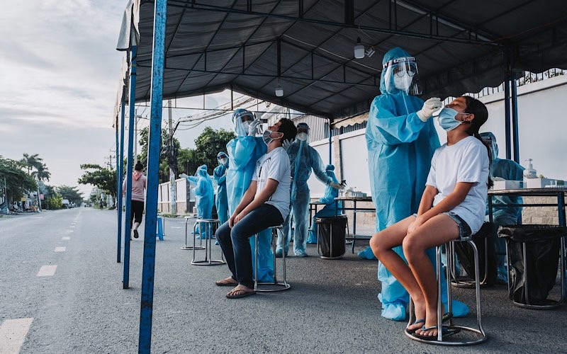  Trong số những bóng áo bảo hộ kia, có không ít người là ca sĩ, diễn viên, dẫn chương trình trẻ tuổi. Ảnh: Nhân vật cung cấp