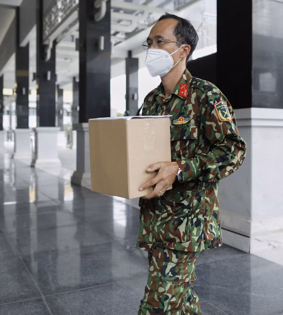 Từng hũ cốt của đồng bào mất vì Covid-19 được các chiến sĩ bộ đội Bộ Tư lệnh TP.HCM nâng niu từ Trung tâm hỏa táng Bình Hưng Hòa về Nhà tang lễ TP