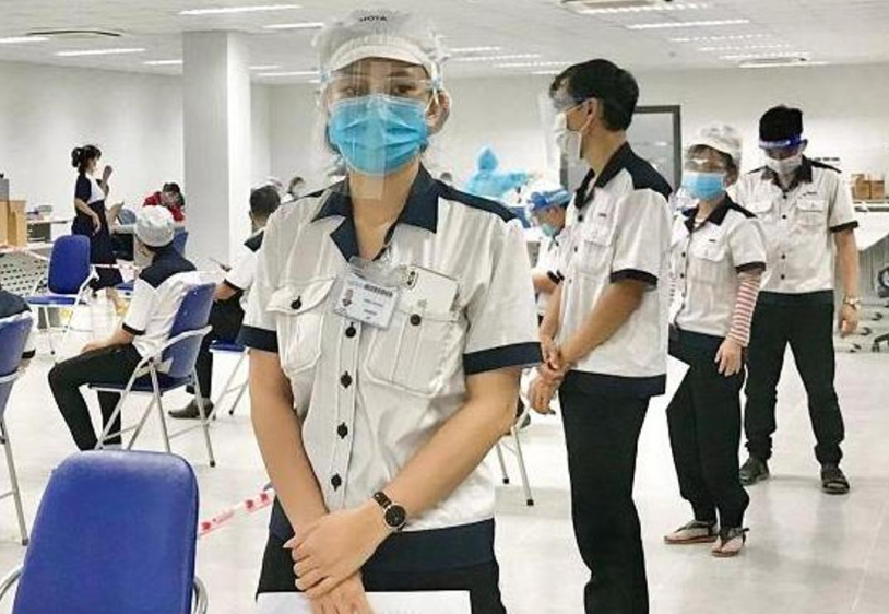 Người lao động ở KCN VSIP Quảng Ngãi được xét nghiệm sàng lọc Covid-19 - Ảnh: Hải Phong