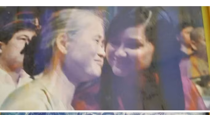 Bà Lê Thị Mỹ Ngọc (bìa trái) trong dịp gặp lại con gái vào ngày 5-6-2008