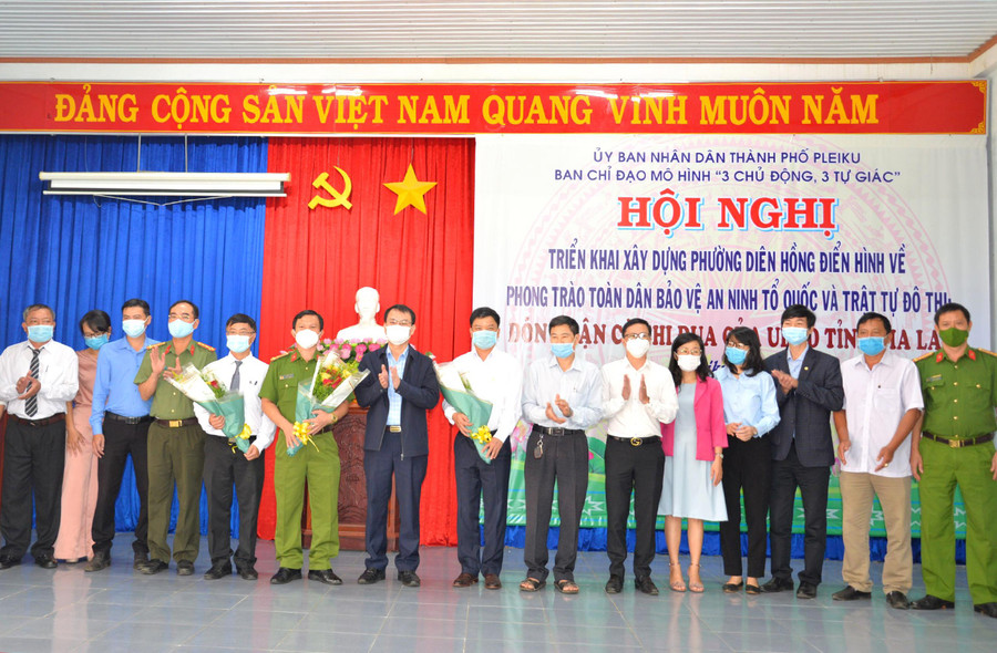  Đại tá Phạm Hữu Trường-Phó Giám đốc Công an tỉnh và Bí thư Thành ủy Pleiku Trịnh Duy Thuân trao tặng hoa cho Ban Chỉ đạo mô hình “3 chủ động, 3 tự giác”. Ảnh: Nguyễn Hữu