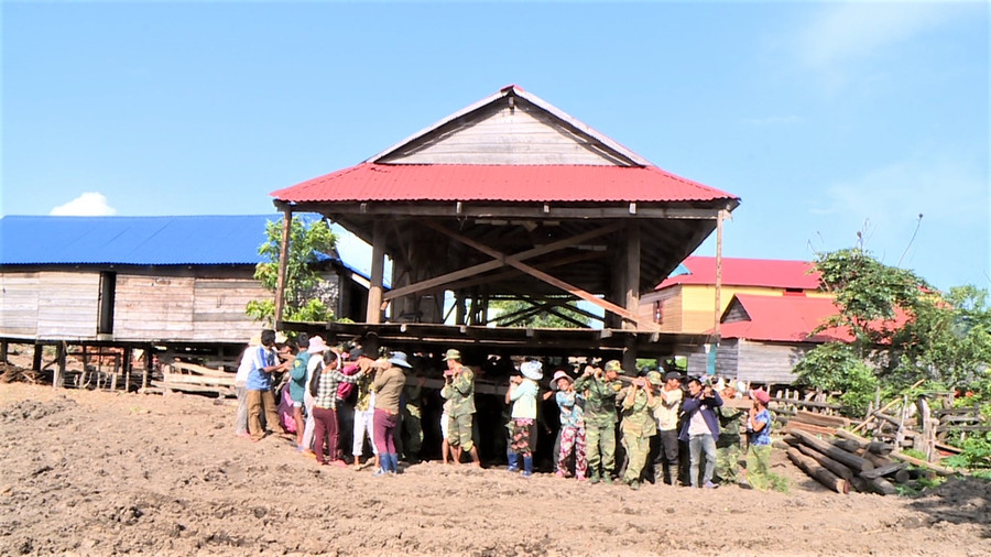Lực lượng vũ trang hỗ trợ người dân xã Chư A Thai (huyện Phú Thiện) di dời nhà về nơi ở mới. Ảnh: Hà Đức Thành